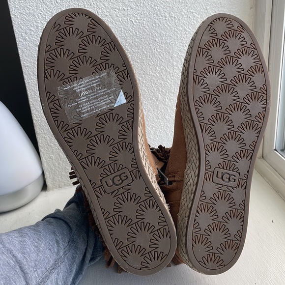Ugg moccasin size 7. Fringe. Suede - Picture 7 of 7